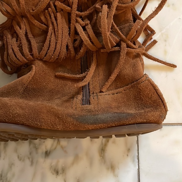 Minnetonka suede fringe boot. Excellent condition - Picture 11 of 12